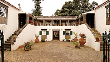 Mặt tiền nơi lưu trú