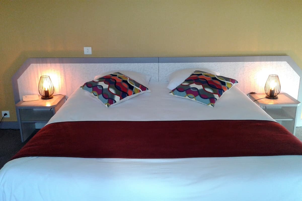 Triple Room, Garden View | Desk, free WiFi