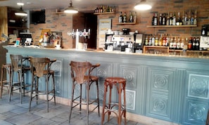 Bar (on property) - HĂŽtel Restaurant Le Capricorne (Pouldreuzic)