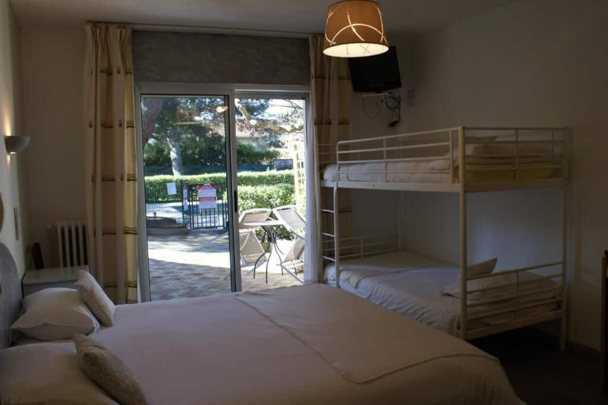 Escritorio, wifi gratis y ropa de cama