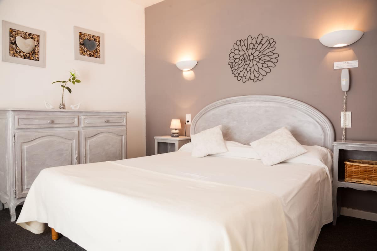 Escritorio, wifi gratis y ropa de cama