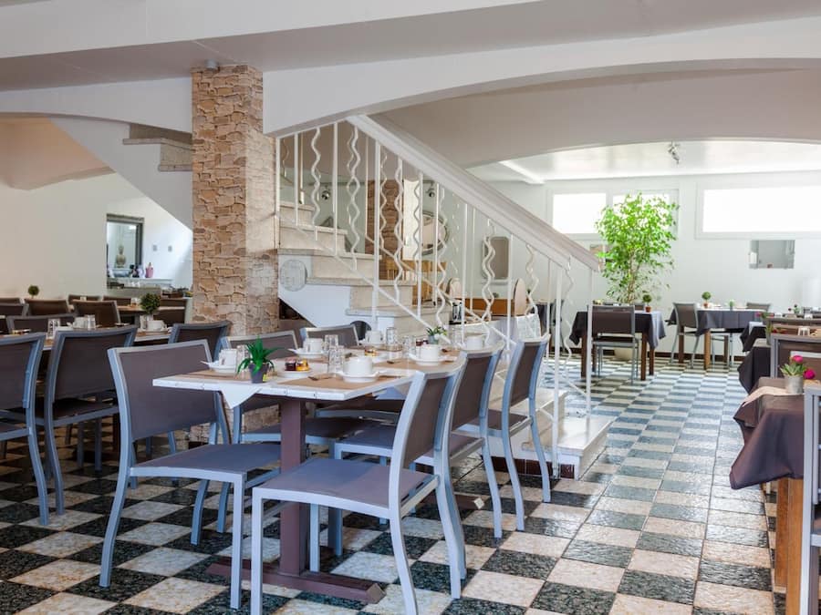 S'hi serveixen plats de cuina local