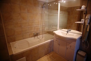 Articles de toilette (gratuits), séchoir à cheveux, serviettes fournies