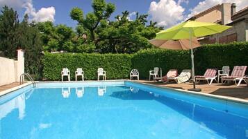 Außenpool, geöffnet von 08:00 Uhr bis 20:00 Uhr, Sonnenschirme