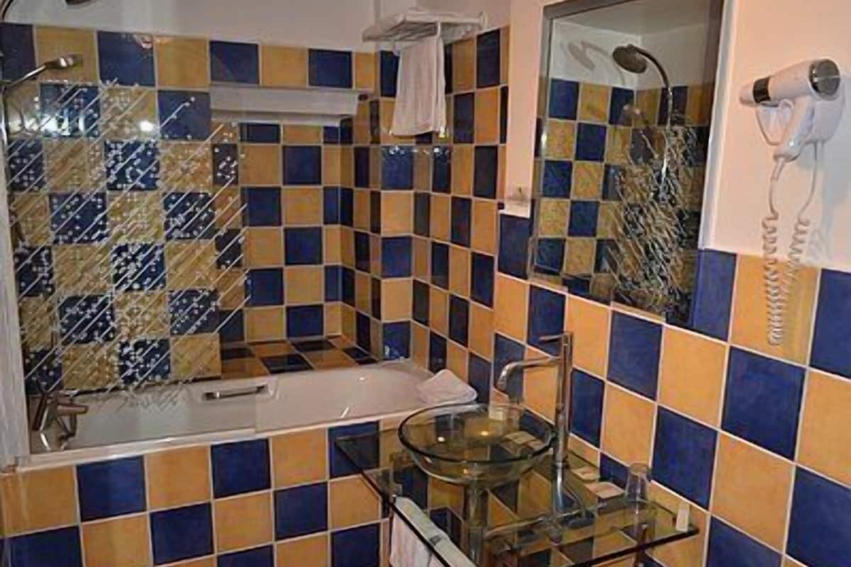 Shower, free toiletries, towels