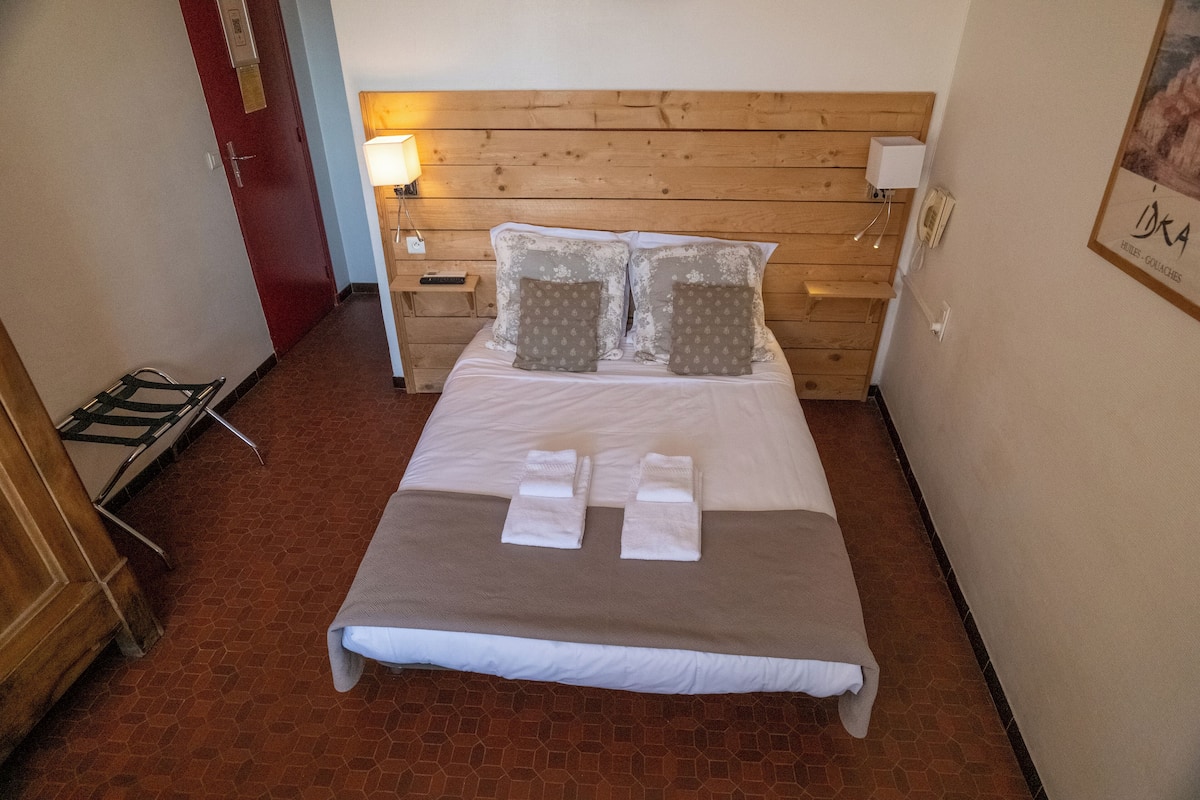 In-room safe, desk, free WiFi