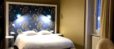 Chambre double, baignoire | Bureau, systĂšme dâinsonorisation, lit dâappoint (supplĂ©ment)