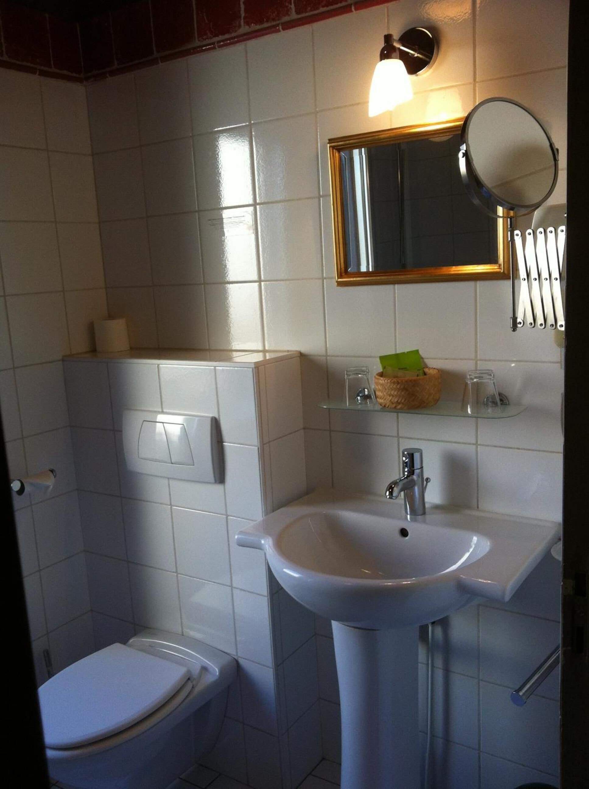 free toiletries, towels