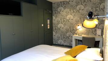 Habitación doble, tina | Escritorio, insonorización, wifi gratis y ropa de cama
