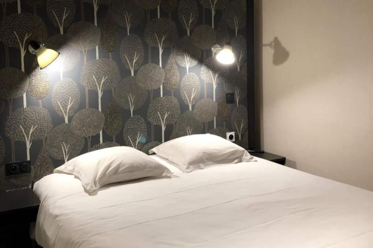 Family Room | Desk, soundproofing, rollaway beds, free WiFi
