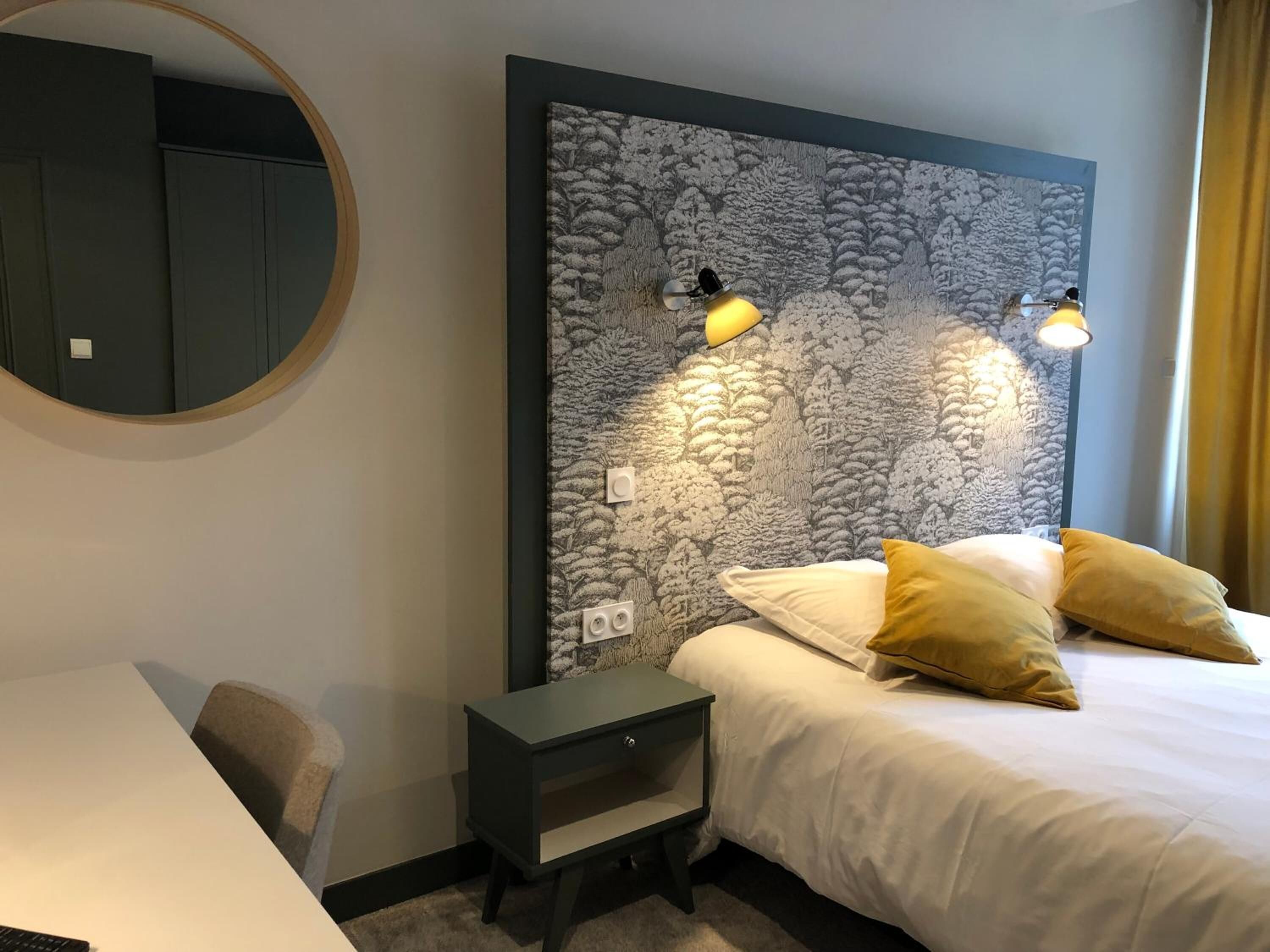 desk, soundproofing, rollaway beds, free wifi