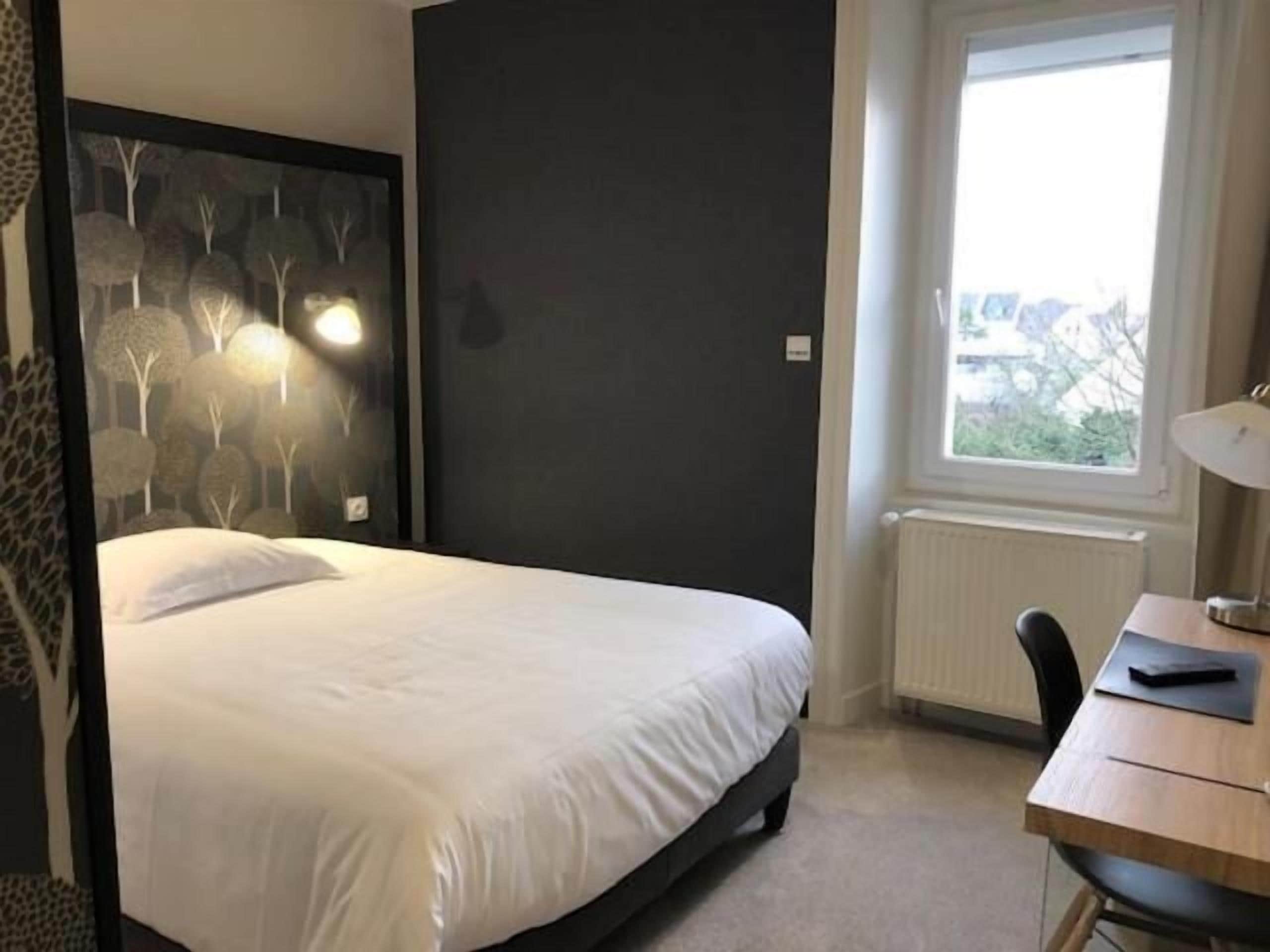 desk, soundproofing, rollaway beds, free wifi