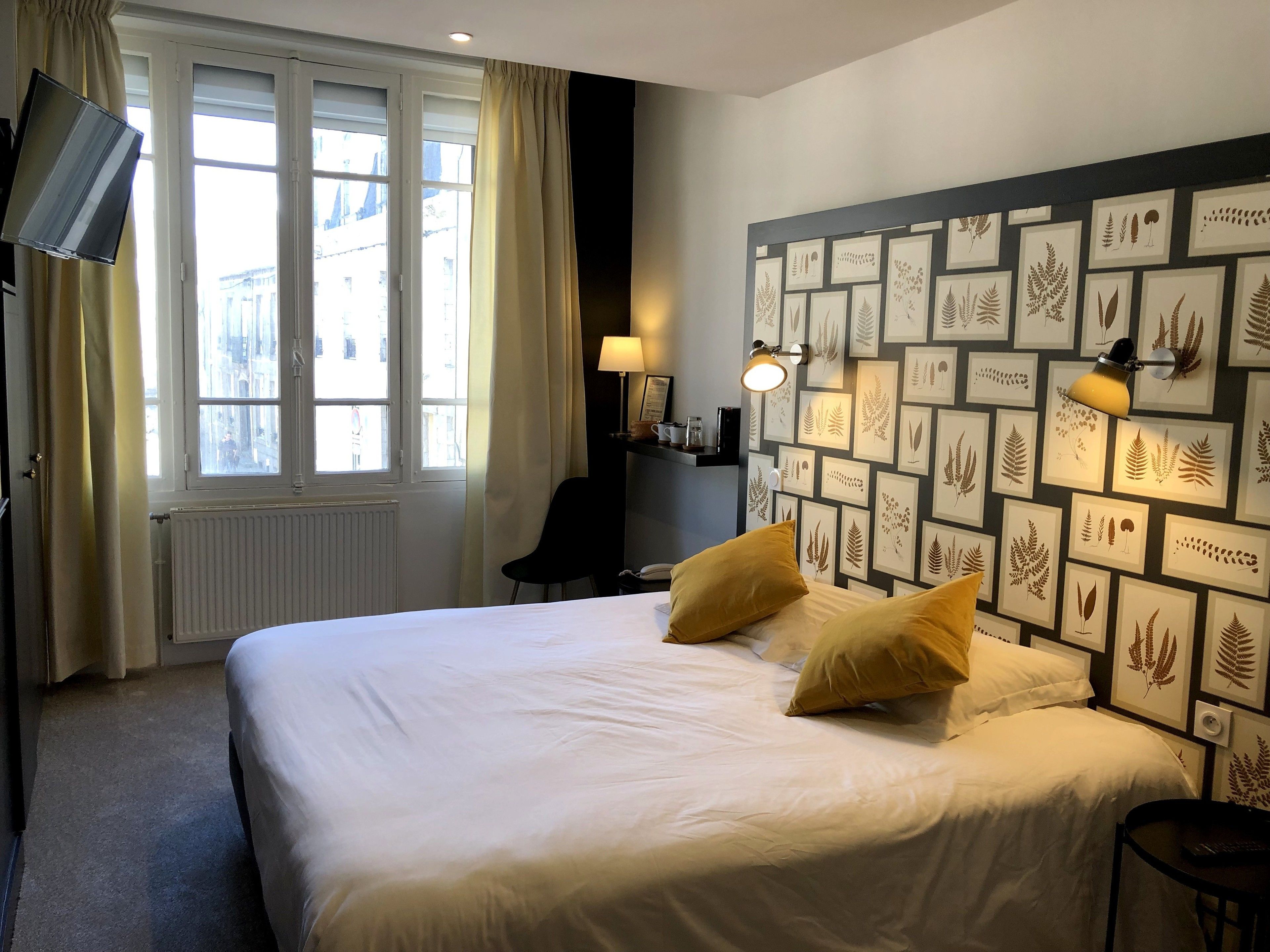 desk, soundproofing, rollaway beds, free wifi