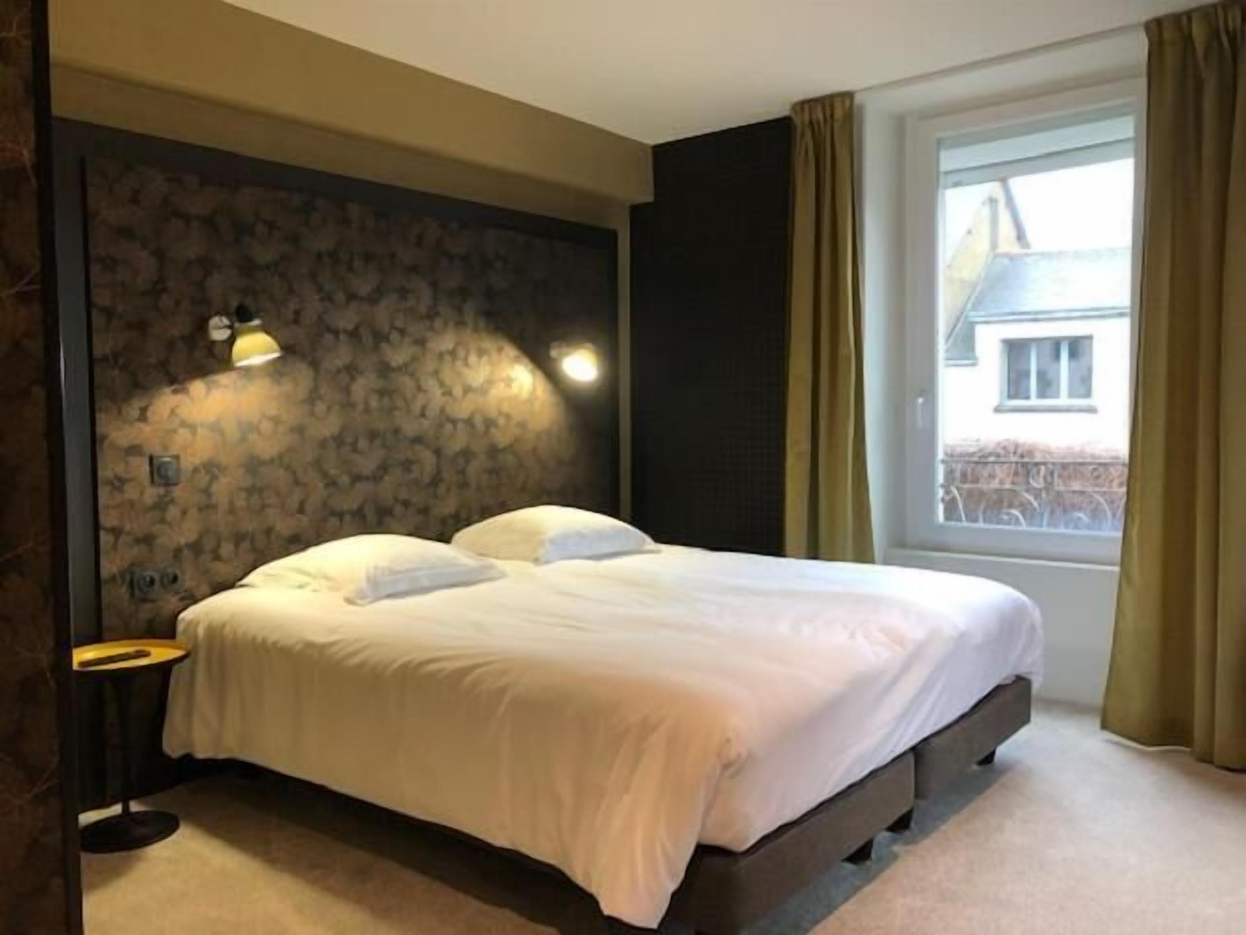 desk, soundproofing, rollaway beds, free wifi