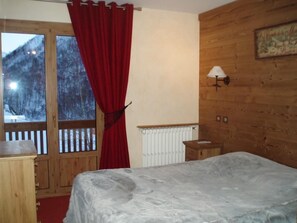 Skrivebord, blendingsgardiner, lydisolert og barnesenger (inkludert)