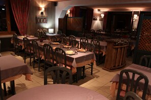 2 restaurants; breakfast and dinner served - Logis Hotel Beausoleil (Saint-Sorlin-d'Arves)