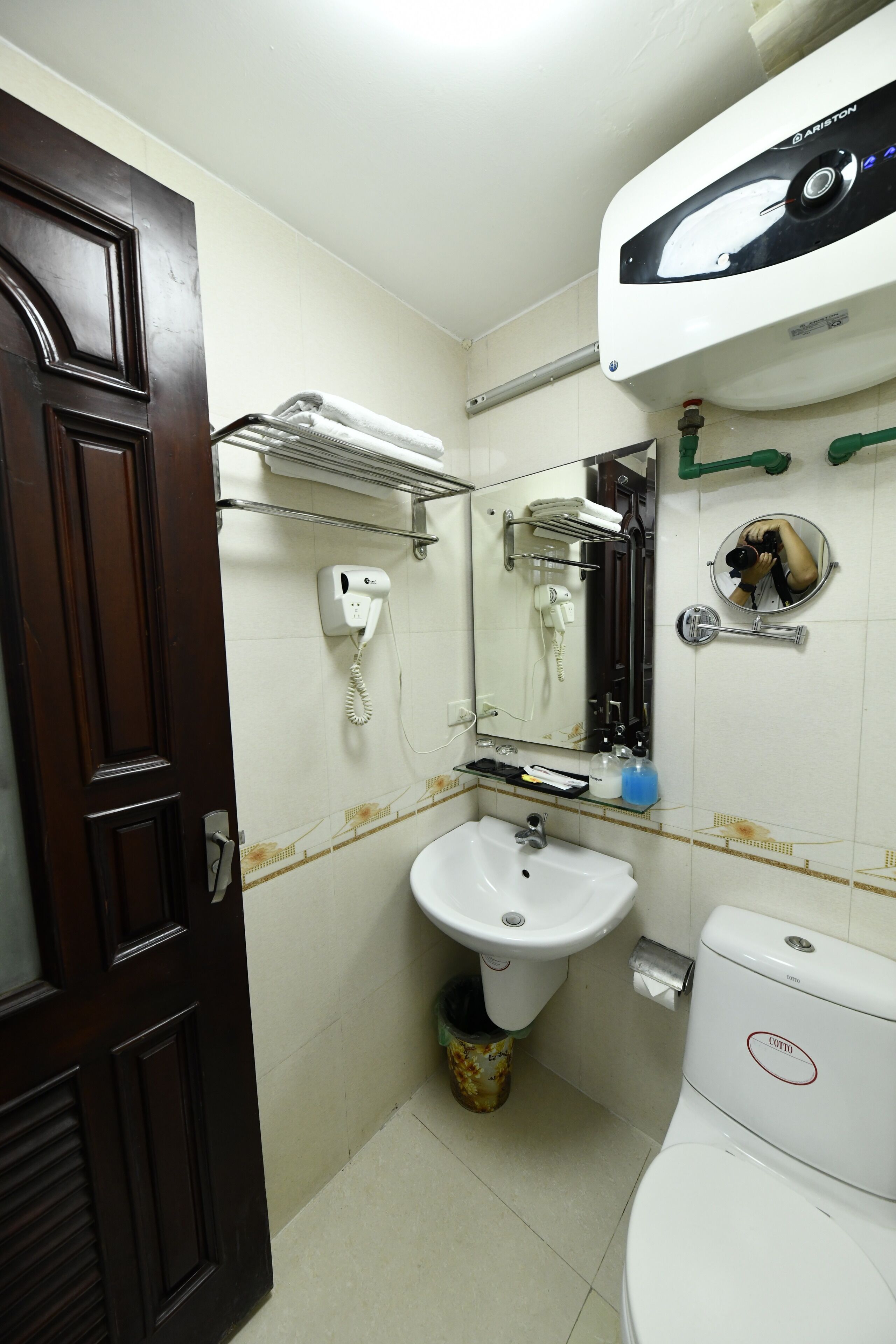 superior double room, city view | bathroom | combined shower/bathtub, free toiletries, hair dryer, slippers