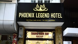 Das Äußere des Phoenix Legend Hotels mit einem Schild für die Trung Nam Hai Group.