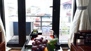 Minibar, caja de seguridad en la habitación y escritorio