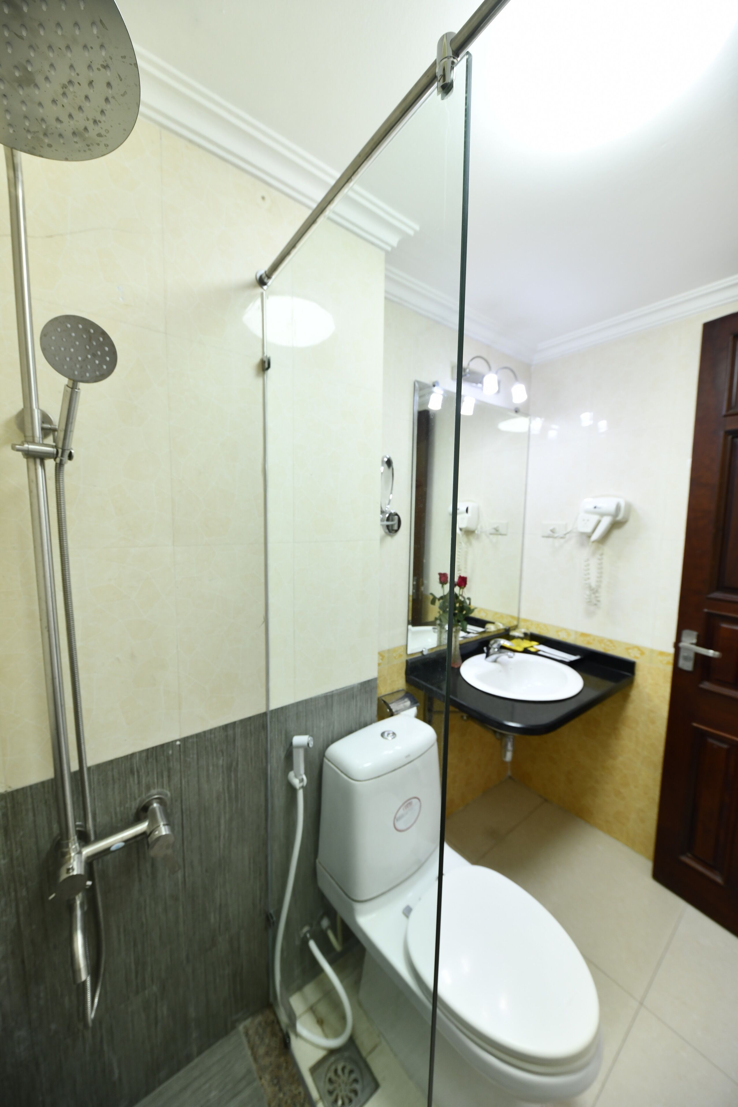deluxe double room, balcony, city view | bathroom | combined shower/bathtub, free toiletries, hair dryer, slippers