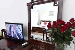 Een minibar, een kluis op de kamer, een bureau, een laptopwerkplek