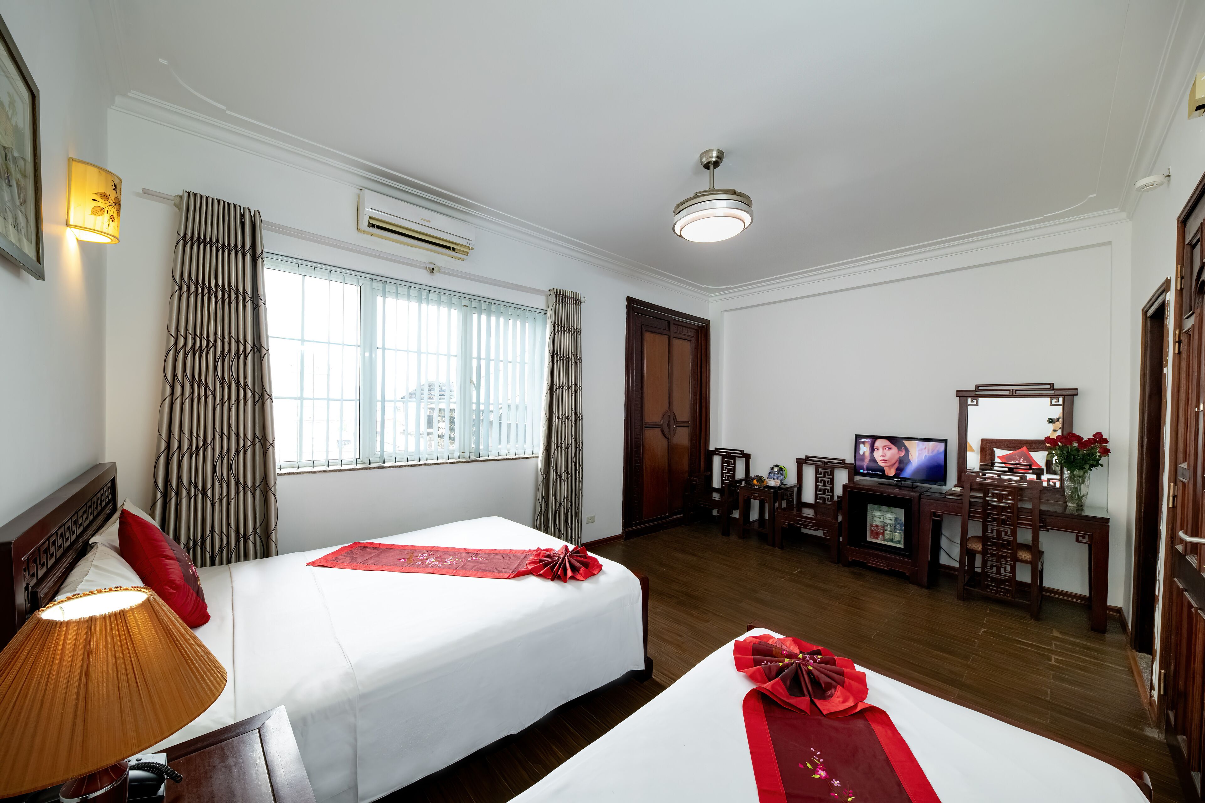 deluxe family with window | minibar, in-room safe, desk, laptop workspace