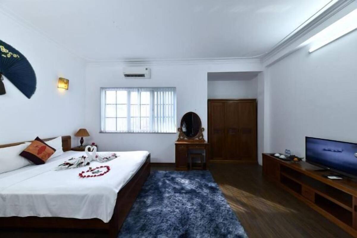 Minibar, in-room safe, desk, laptop workspace