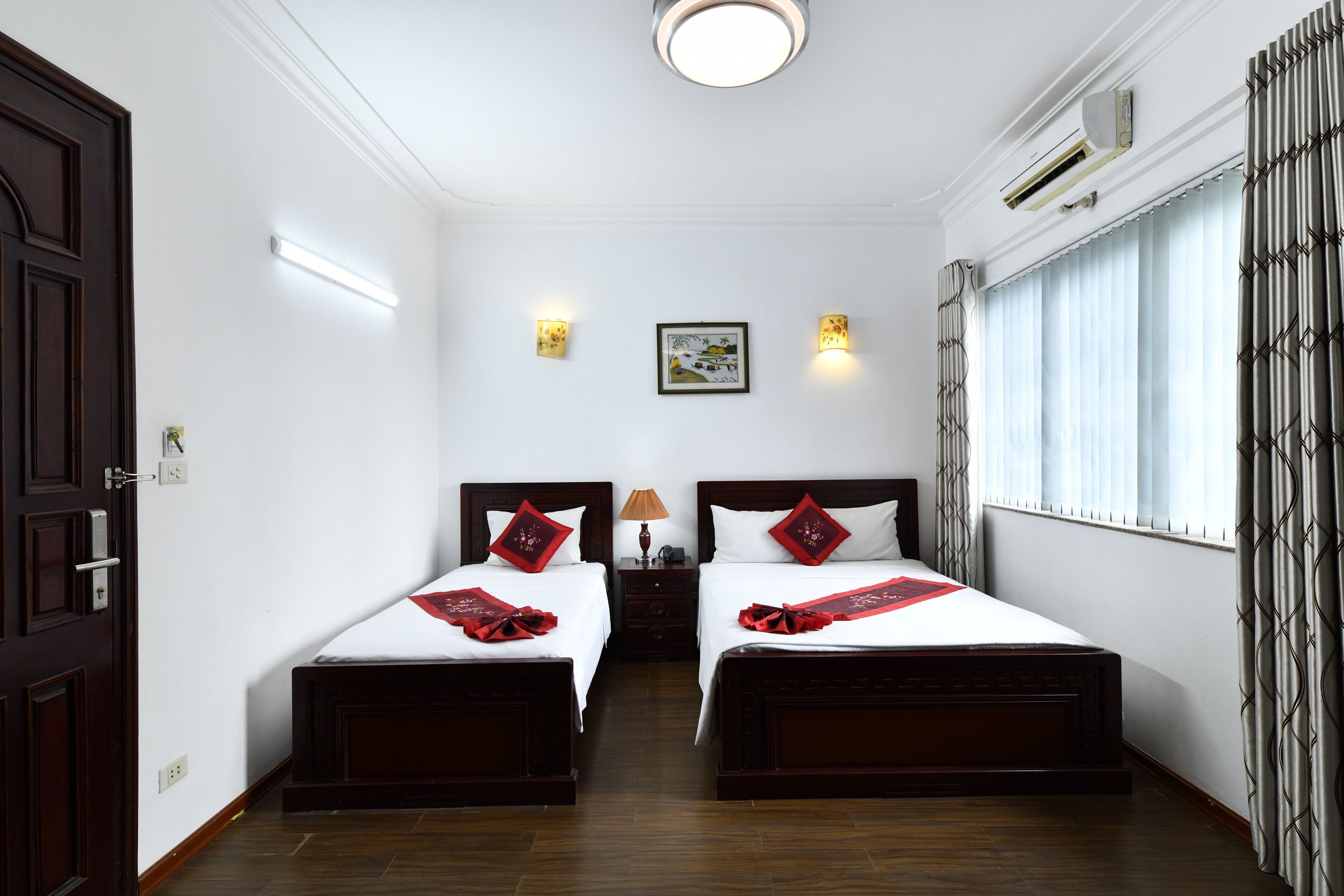 deluxe family with window | minibar, in-room safe, desk, laptop workspace