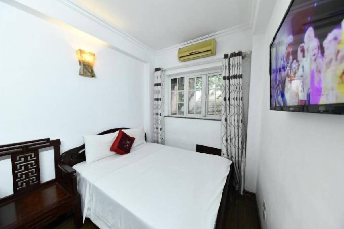 Minibar, in-room safe, desk, laptop workspace