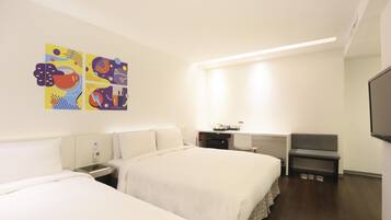Habitación de hotel con dos camas, un escritorio, una silla y un televisor.