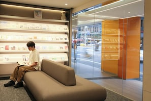 Lobby sitting area - CityInn Hotel Taipei Station Branch II (Taipei)