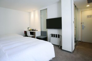 Standaard driepersoonskamer (washlet toilet) | 1 slaapkamer, luxe beddengoed, donsdekens, een minibar