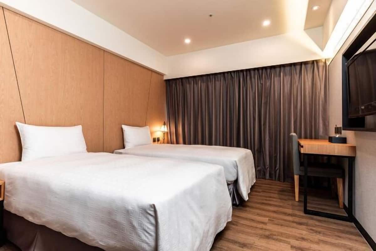 Espacio para trabajar con un portátil y cortinas opacas