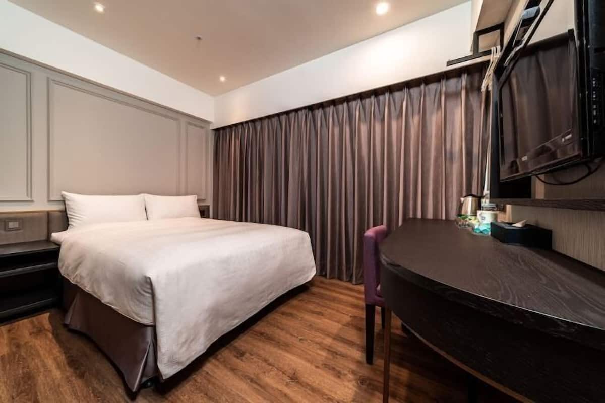 Espacio para trabajar con un portátil y cortinas opacas