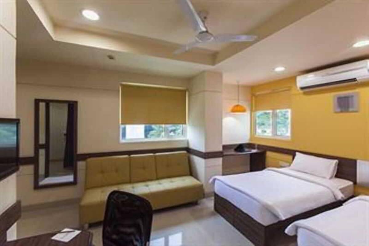 In-room safe, desk, WiFi (free)