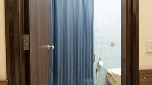 Dusche, Regendusche, kostenlose Toilettenartikel, Handtücher