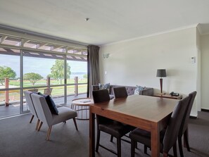 Departamento Premium, 2 habitaciones, vista al lago | Área de sala de estar | Smart TV de 55 pulgadas con canales digitales y televisión 