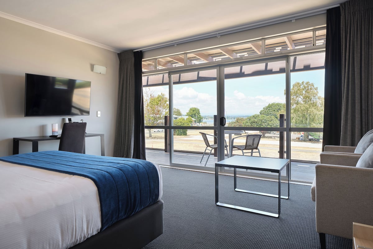 Chambre Prestige, 1 chambre, vue sur le lac | Bureau, rideaux dâobscurcissement, fer et planche Ă repasser