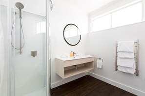 Premium Lakeview Studio | Bathroom