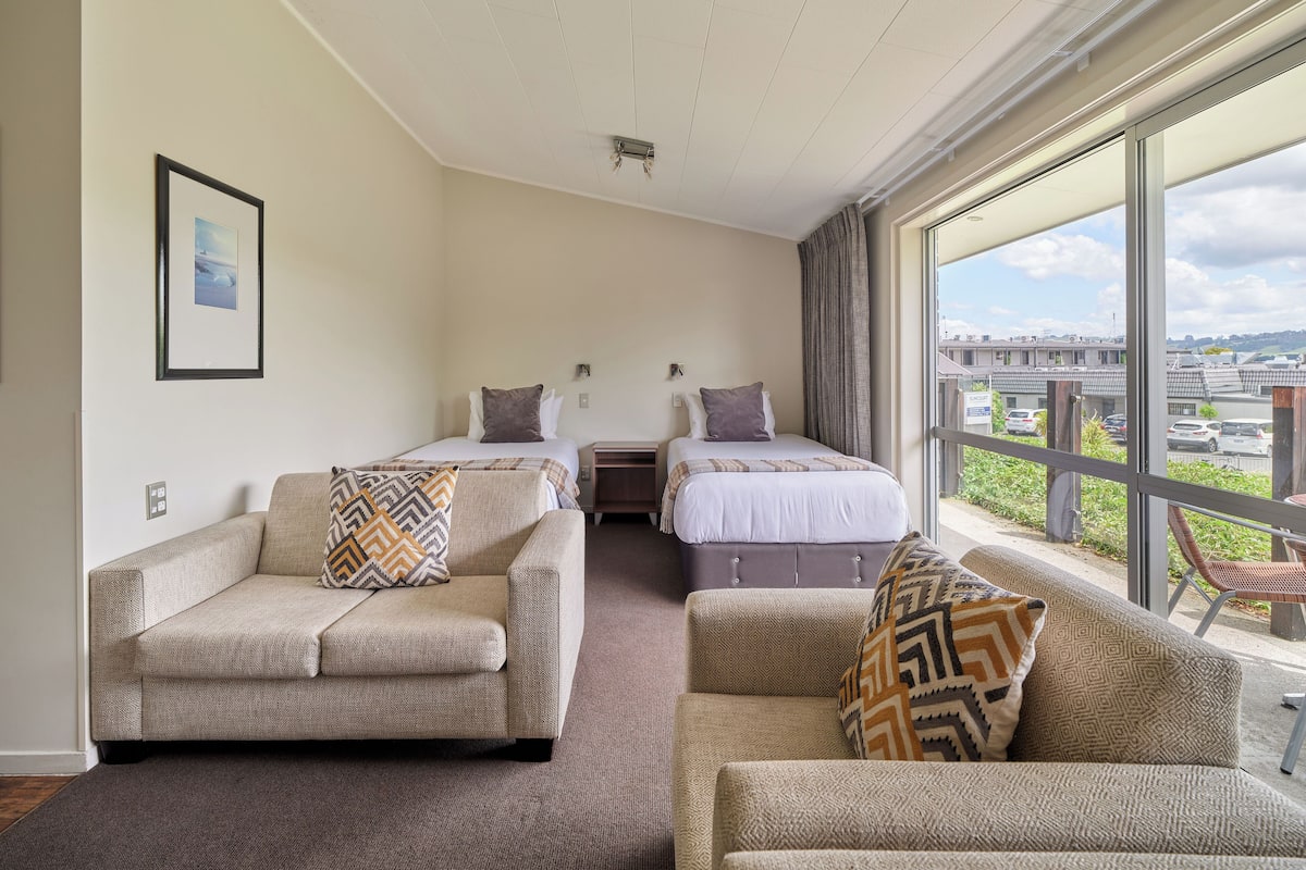 Chambre familiale, 1 chambre, cĂŽtĂ© jardin | Bureau, rideaux dâobscurcissement, fer et planche Ă repasser