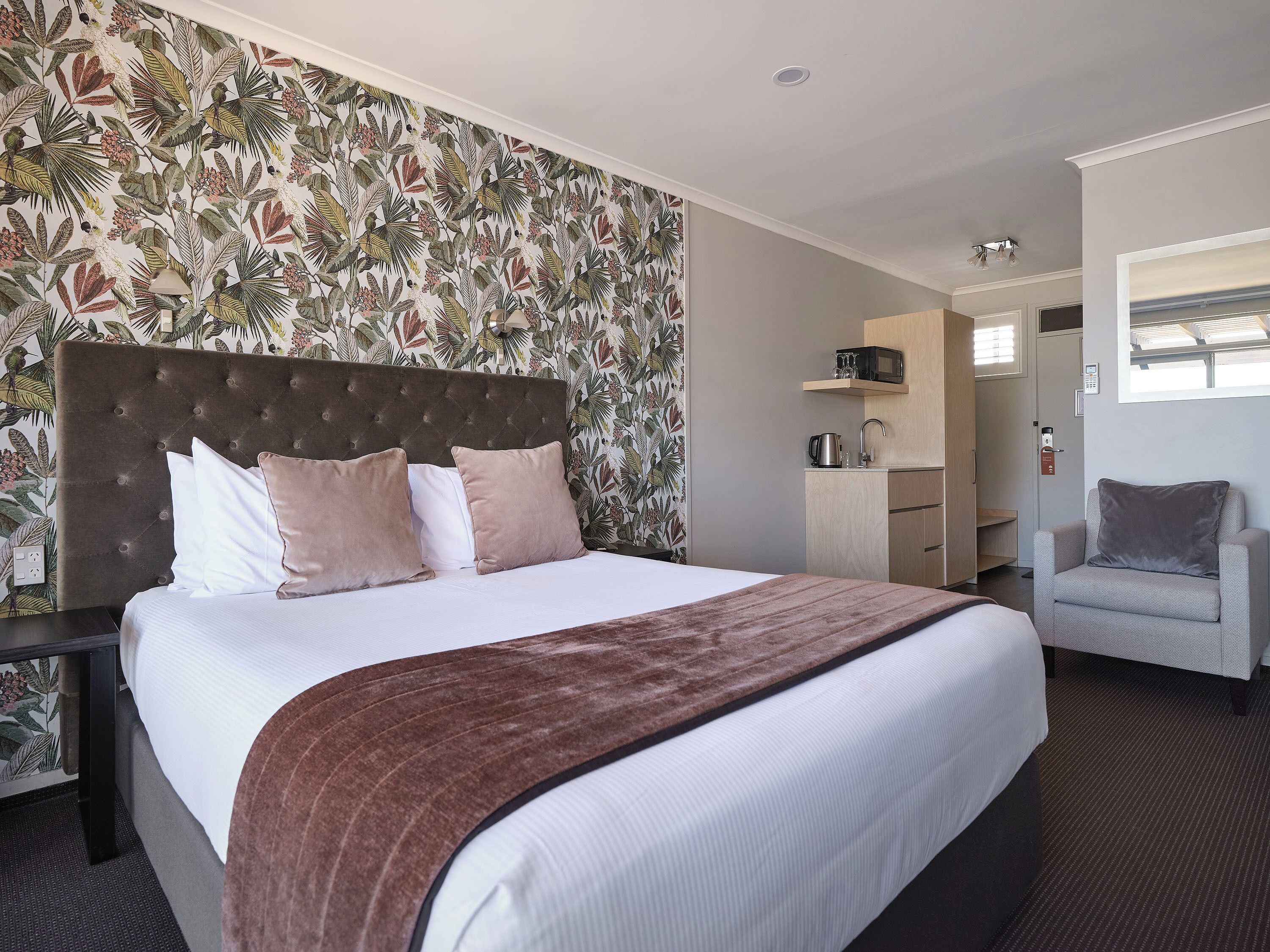 Premium Lakeview Studio | Desk, blackout drapes, iron/ironing board, free WiFi