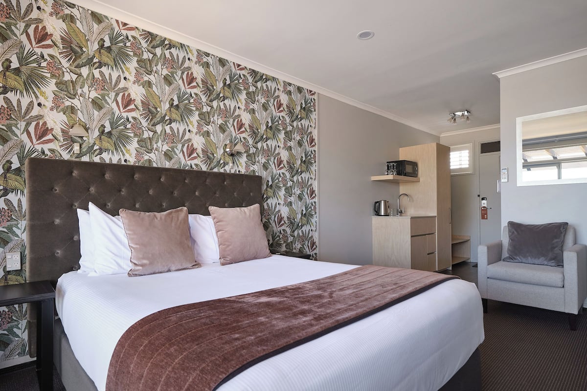 Studio Prestige, vue sur le lac | Bureau, rideaux dâobscurcissement, fer et planche Ă repasser