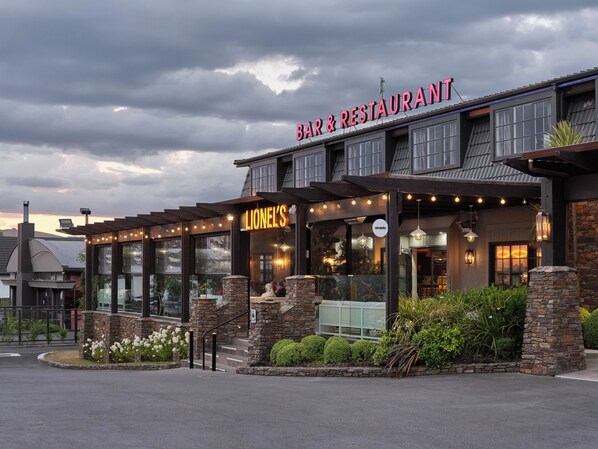 Exterior - Suncourt Hotel & Conference Centre (Taupo)