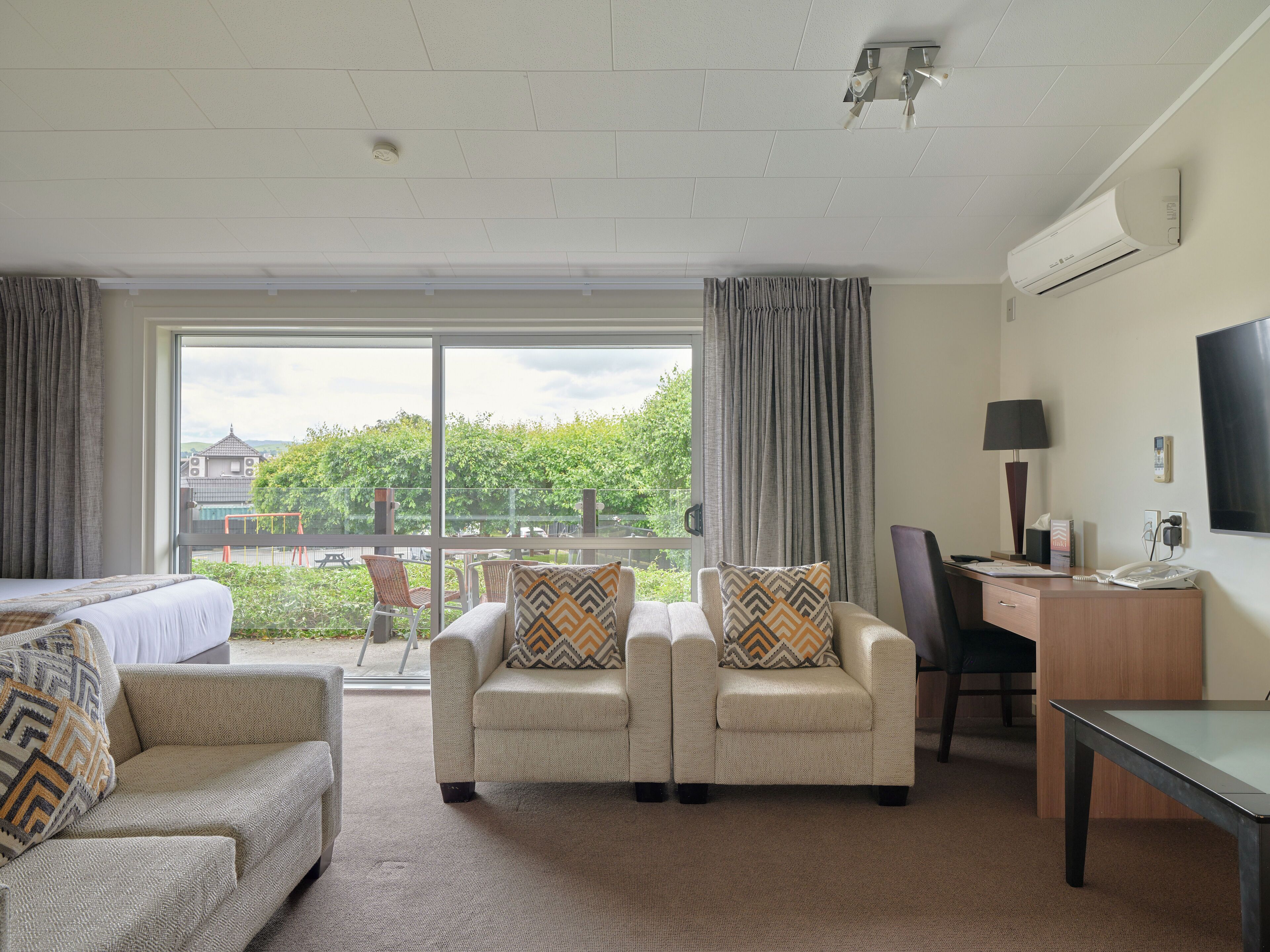 Camera familiare, 1 camera da letto, lato giardino | Area soggiorno | Smart TV 55 pollici con canali digitali, TV, servizi in streaming