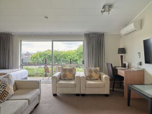 Habitación familiar, 1 habitación, en el área del jardín | Área de sala de estar | Smart TV de 55 pulgadas con canales digitales y televisión 