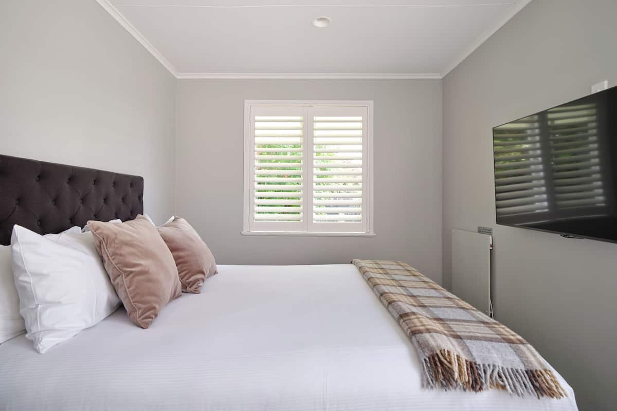 Chambre familiale, 3 chambres, cĂŽtĂ© jardin | Bureau, rideaux dâobscurcissement, fer et planche Ă repasser