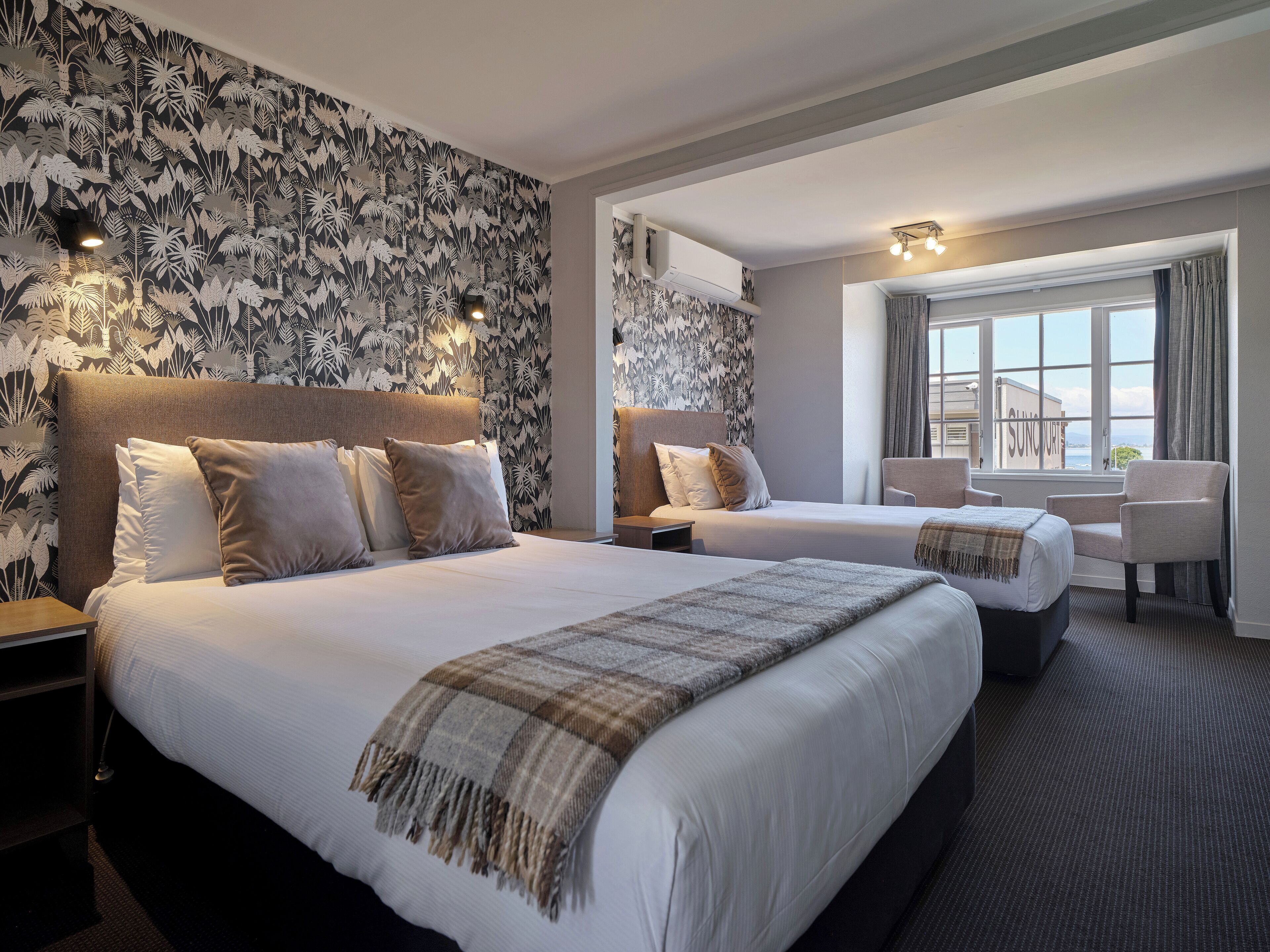 Escritorio, cortinas blackout y tabla de planchar con plancha 