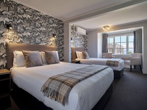 Studio (Twin, No Balcony) | Bureau, rideaux d’obscurcissement, fer et planche à repasser