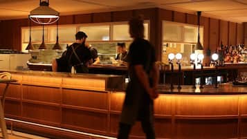 Petit déjeuner, déjeuner et dßner servis sur place