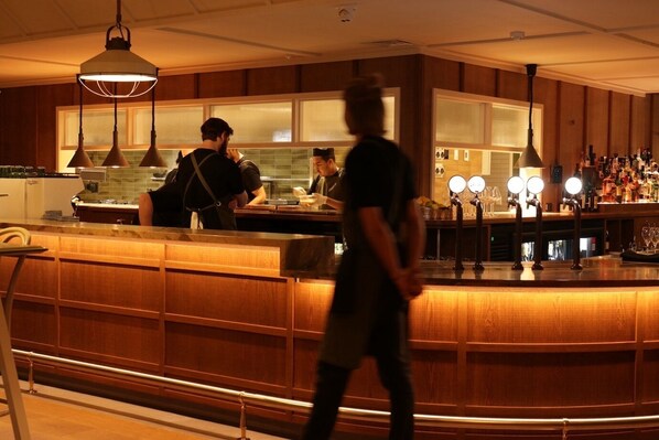 Déjeuner, dîner et souper servis sur place